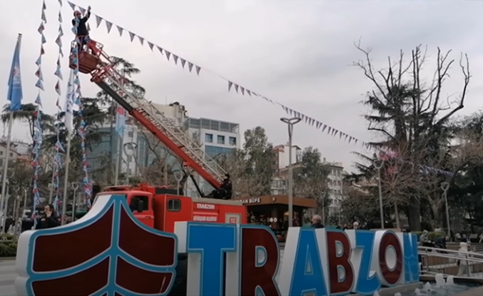 Trabzonspor bayrakları Atatürk Alanı'nda asılmaya devam etti!